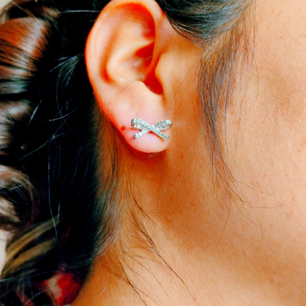 Silver CZ Ribbon🎀Stud